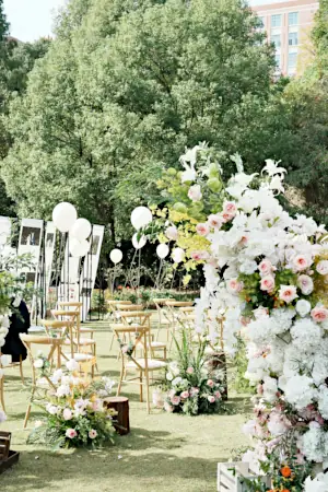Backyard wedding ideas: flowers and balloons