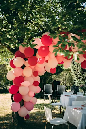 Outdoor wedding ideas: balloons